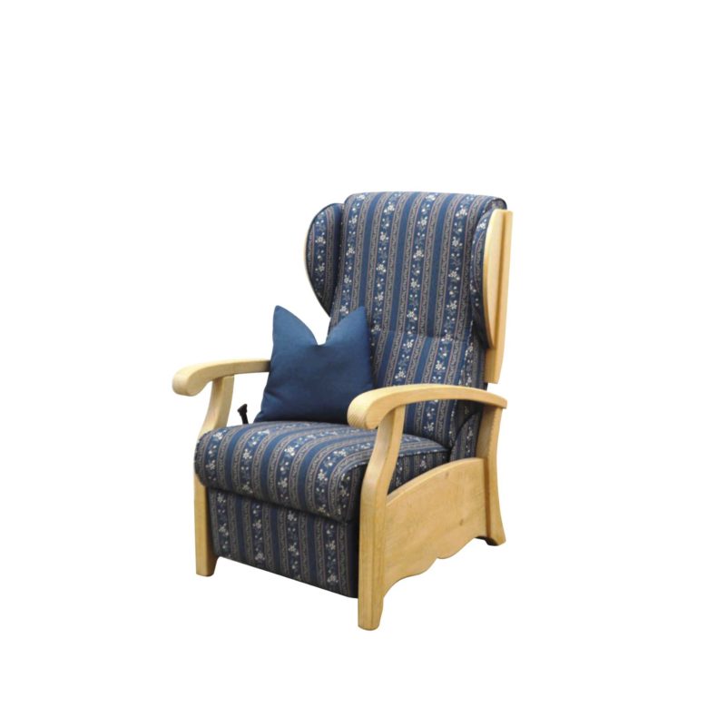 Der Sessel Salzburg mit einem blauen Bezugsstoff aus der Kollektion Bruna.