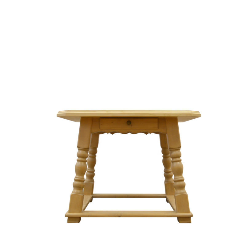 Massivholztisch Seeon mit Fußsteg aus Fichte gefertigt.