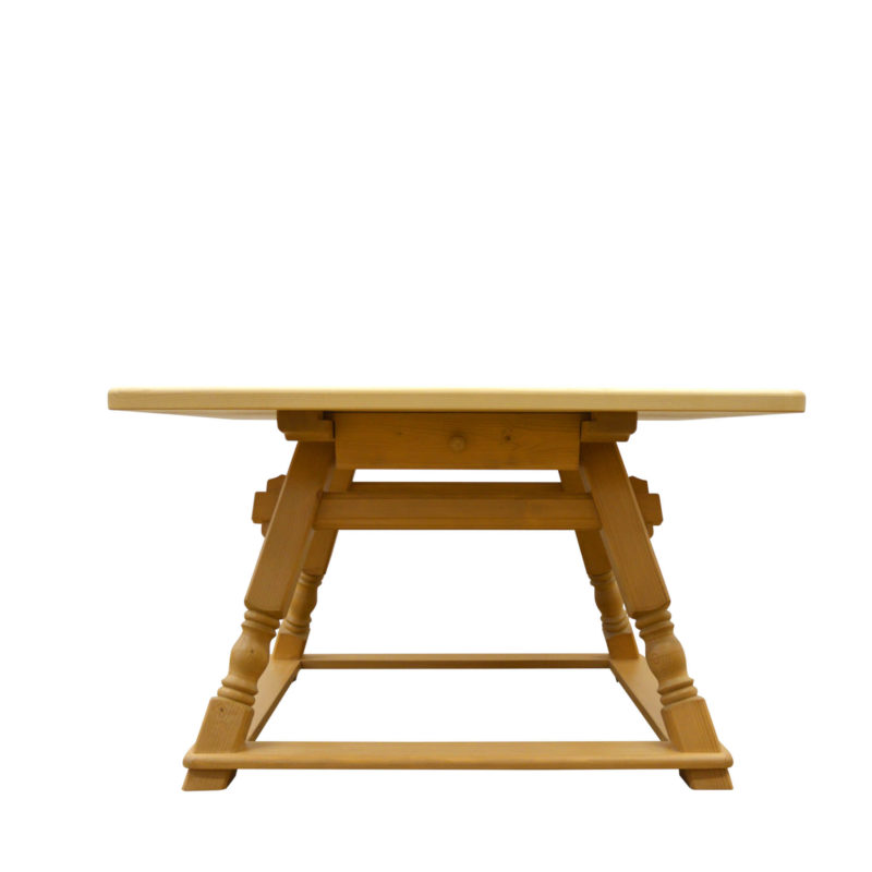 Unser Esszimmertisch Staufen mit Fußsteg. Das Gestell ist aus massivem Fichtenholz gerferitg, die Tischplatte aus massivem Ahornholz.
